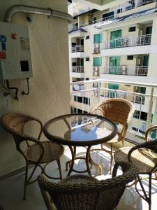 - un balcon avec une table et des chaises dans l'établissement Vivendas Summer Beach Apto Particular, à Bombinhas