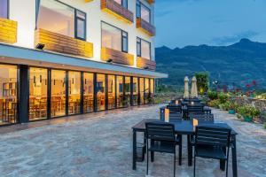 Vista general d'una muntanya o vistes d'una muntanya des de l'hostal o pensió