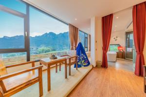 Vista general d'una muntanya o vistes d'una muntanya des de l'hostal o pensió