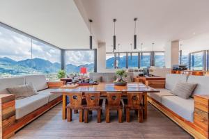 Vista general d'una muntanya o vistes d'una muntanya des de l'hostal o pensió