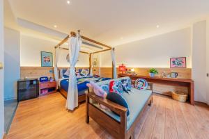 Llit o llits en una habitació de Enshi Grand Canyon Yutan Muyun Guesthouse