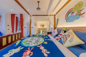 Llit o llits en una habitació de Enshi Grand Canyon Yutan Muyun Guesthouse