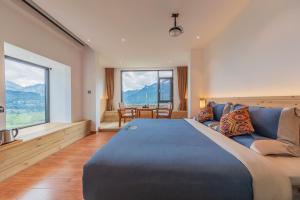 Llit o llits en una habitació de Enshi Grand Canyon Yutan Muyun Guesthouse