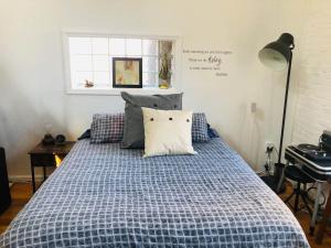 um quarto com uma cama com um edredão azul em UPDATED Amazing Bi -Level Condo minutes from water views of New York City em North Bergen