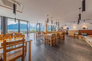 Restaurant o un lloc per menjar a Enshi Grand Canyon Yutan Muyun Guesthouse