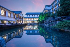Holiday Inn Hangzhou Chaoshan, an IHG Hotel في هانغتشو: اطلاله على نهر والمباني بجواره