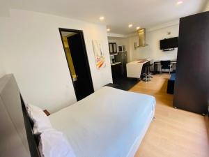 ein Schlafzimmer mit einem Bett und einem Schreibtisch in einem Zimmer in der Unterkunft Hotel Aparta Suite Continental Bogotá in Bogotá