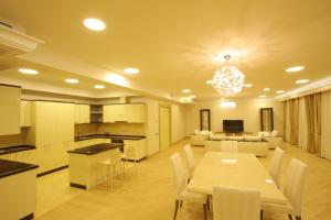 Posezení v ubytování Menorah Hotel