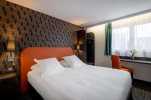 מיטה או מיטות בחדר ב-Zenith Hotel Caen