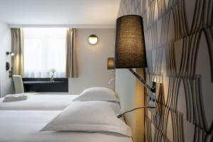 Postel nebo postele na pokoji v ubytování Zenith Hotel Caen