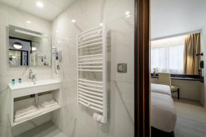 Koupelna v ubytování Zenith Hotel Caen
