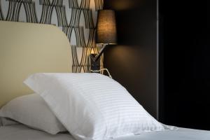 Postel nebo postele na pokoji v ubytování Zenith Hotel Caen