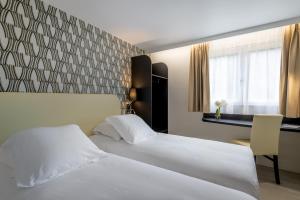 Postel nebo postele na pokoji v ubytování Zenith Hotel Caen
