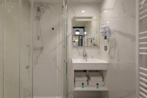 Bathroom sa Zenith Hotel Caen
