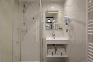 Koupelna v ubytování Zenith Hotel Caen