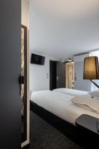 Postel nebo postele na pokoji v ubytování Zenith Hotel Caen