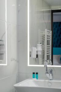Koupelna v ubytování Zenith Hotel Caen