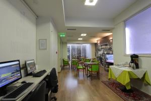 TV a/nebo společenská místnost v ubytování Attalos Hotel