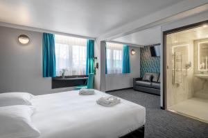 Postel nebo postele na pokoji v ubytování Zenith Hotel Caen