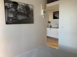 1 dormitorio con una puerta que conduce a una cocina en Bungalows Les Charmilles, en La Saline-Les-Bains