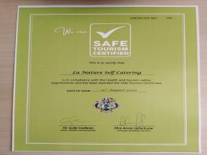 un certificat à cadre vert avec un certificat d’authenticité dans l'établissement La Nature Apartments Au Cap, à Mahé