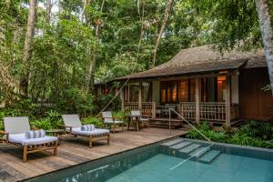 une villa avec une piscine et un complexe dans l'établissement The Datai Langkawi, à Teluk Datai