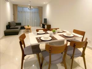 sala de estar con mesa de comedor y sillas en AZ Hotel & Serviced Apartments en Labuan