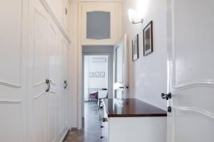 korytarz z białymi drzwiami i pokój ze stołem w obiekcie Villa Donna Elisa Sorrento w Sorrento +37 zdjęć