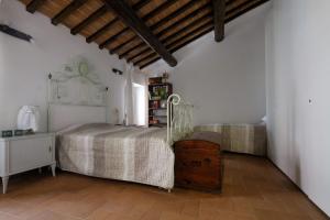 una camera da letto con un letto e un tavolo in una stanza di House with stunning views a Chiusdino