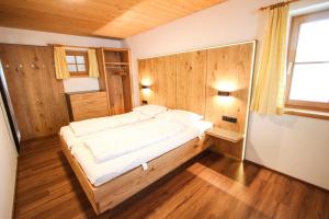 Säng eller sängar i ett rum på Chalet Königsleiten 174