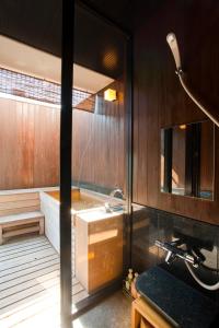 Ochanomizu Hotel Shoryukan في طوكيو: حمام مع حوض ومغسلة