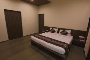 Кровать или кровати в номере Vishal Lords Inn Gir Forest