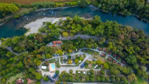 Vue aérienne d'une maison au milieu d'une rivière dans l'établissement Camping Beau Rivage, à Navarrenx