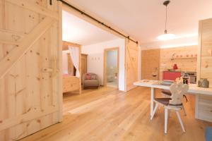 Habitación con puerta de madera y escritorio. en Ferienwohnung Wold Wieserhof, en Aldino