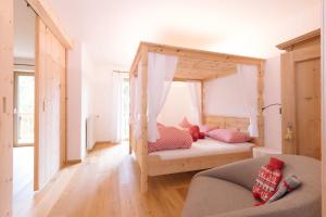 1 dormitorio con 1 cama con dosel en Ferienwohnung Wold Wieserhof, en Aldino