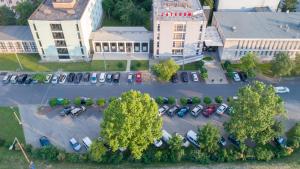 einen Blick über einen Parkplatz mit Autos in der Unterkunft Hotel Laterum in Pécs