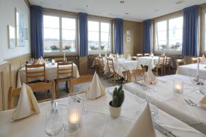 Reštaurácia alebo iné gastronomické zariadenie v ubytovaní Gasthof Enge Self Check-In Hotel