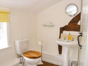 łazienka z toaletą i umywalką w obiekcie Wattle Cottage w mieście Malpas +20 zdjęć