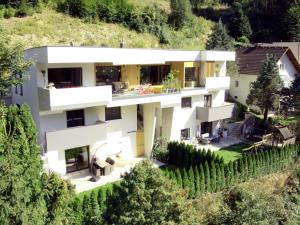 una vista aérea de una casa en una colina en Flamind Holiday Apartments, en Altenberg bei Linz