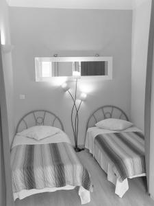 Una cama o camas en una habitación de F1 50 m de Monaco Palais de France