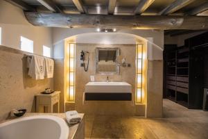 Koupelna v ubytování Hôtel Le Roi Théodore & Spa