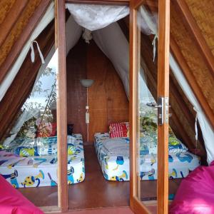 um quarto com duas camas numa tenda em ECO Bedugul adventurer camp em Bedugul
