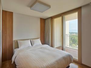Sono Belle Cheonan客房内的一张或多张床位