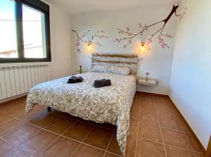 A bed or beds in a room at Las Casetas de Mateu