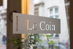 a sign for a building with the words la corn at Hotel Residence Le Coin in Amsterdam