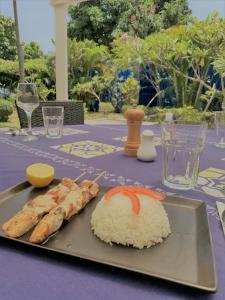 um prato de comida com arroz e camarão numa mesa em Quai 40 em Abidjan