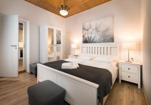 Posteľ alebo postele v izbe v ubytovaní Provence Apartmanok