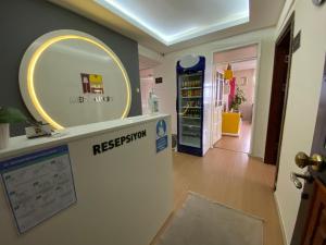 ein Zimmer mit einem Spiegel an der Wand und ein Zimmer mit einer Apotheke in der Unterkunft Medi Apart OteL in Samsun