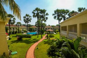 a view of the courtyard of a resort at The Zuri White Sands, Goa Resort & Casino in Varca