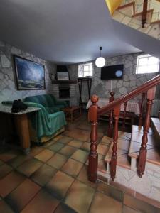 una sala de estar con sofá y una escalera en una casa en Casa Foz, en Foz